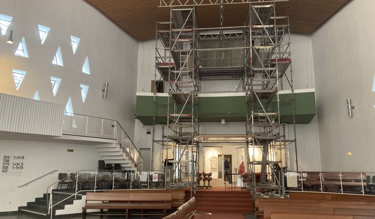 Baustelle St. Nikolai - eingerüstete Turmempore für den Einbau der neuen Orgel