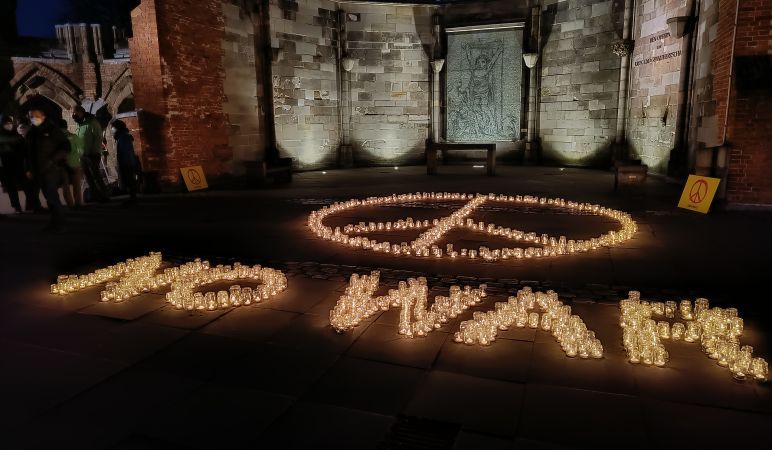 "No War" als Lichtgestaltung (Kerzen) am Mahnmal St. Nikolai 