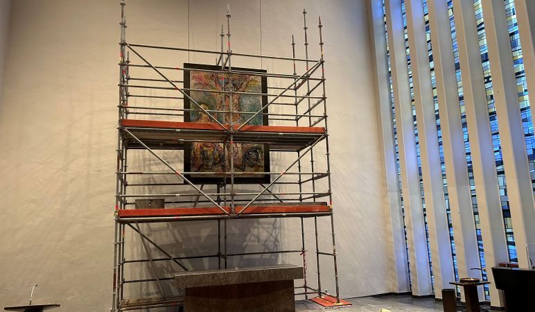 Kokoschka-Mosaik eingerüstet im Altarbereich