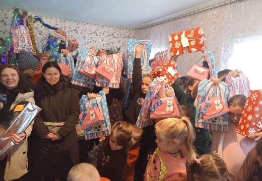 Junge Menschen in der Ukraine freuen sich um gespendete Pakete