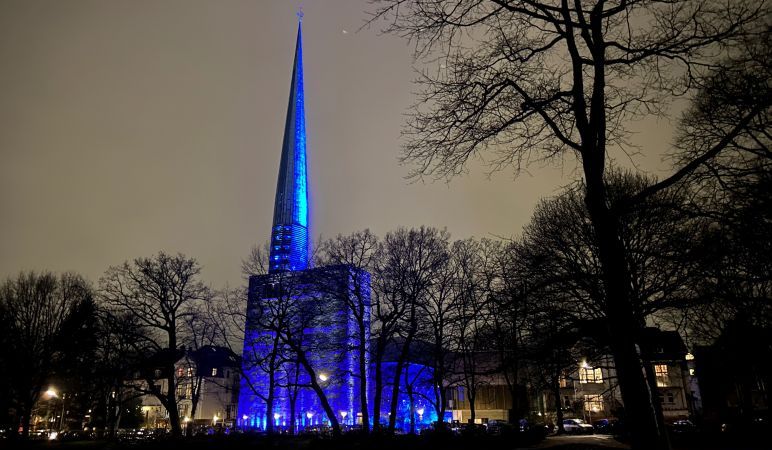 Blau illuminierte Kirche, eine Aktion des Lichtkünstlers Michael Batz