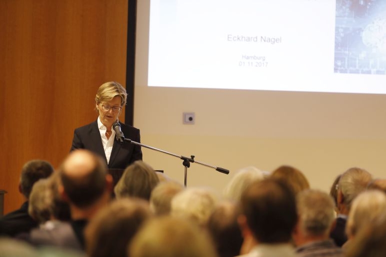 Vortrag Ärztekanzel - Dr. Christiane Görlitz-Burmeister am Mikrofon