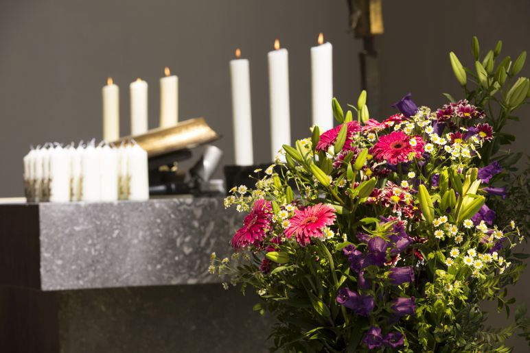 Blumenschmuck mit Altar im Hintergrund